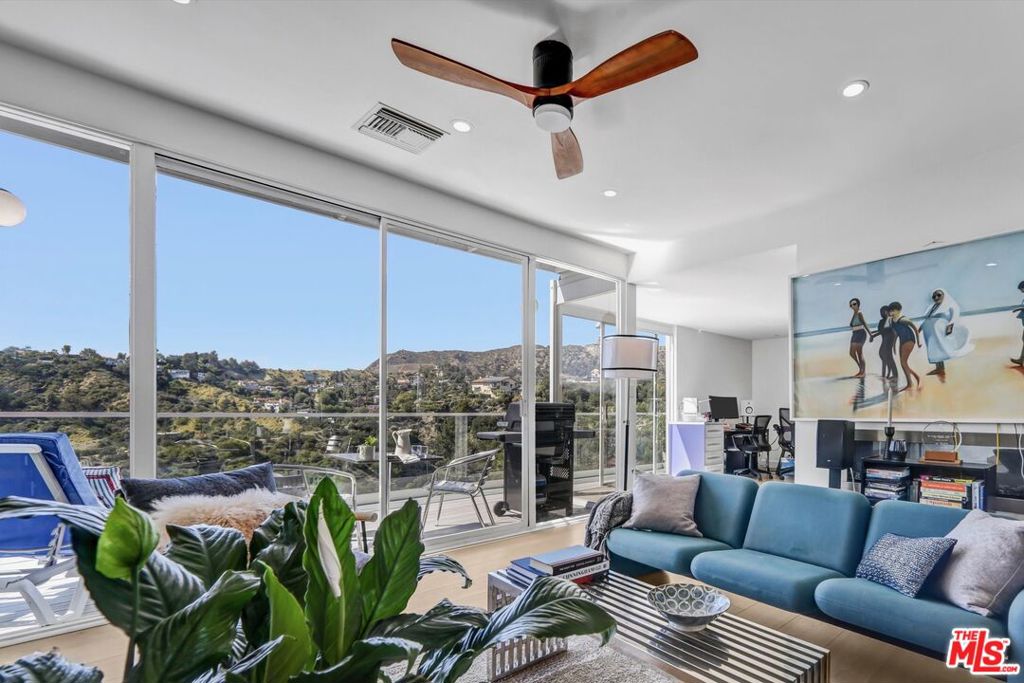 2735 Hollyridge Drive