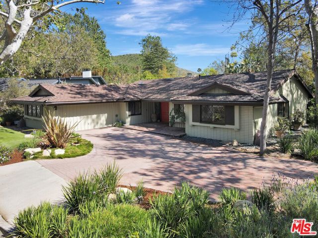 30612 Sicomoro Drive, Malibu CA: https://media.crmls.org/mediaz/0a3bf83a-6941-409b-a892-93adbee8172c.jpg