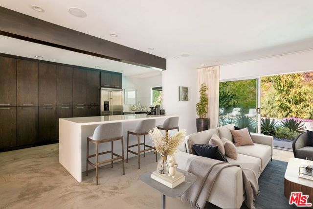 11115 Dona Pegita Drive, Studio City CA: https://media.crmls.org/mediaz/0a3c1277-9d68-4b0a-afd1-427e28853ba3.jpg