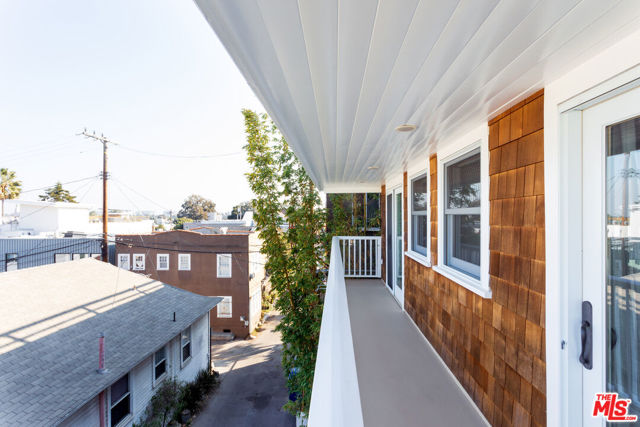 702 Pacific Ave., Venice CA: https://media.crmls.org/mediaz/0a3ceb3d-f4cb-4ca1-a4f2-9add2d65cc87.jpg