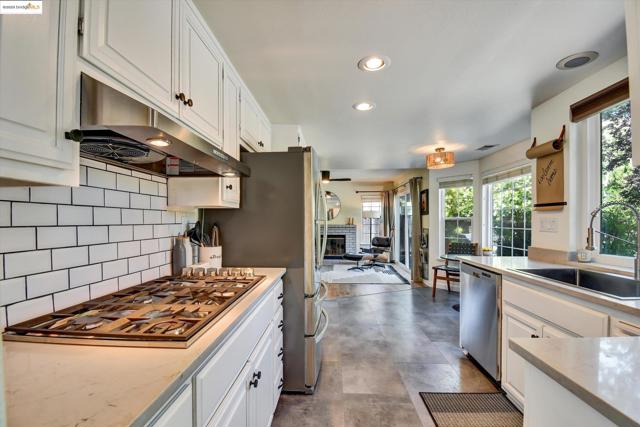 2944 Von Doolen Court, Pinole CA: https://media.crmls.org/mediaz/0a3d8d6e-ccbe-4217-8a3f-978d7a42c79a.jpg