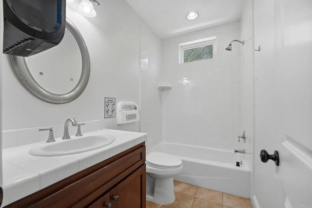 Detail Gallery Image 11 of 25 For 2556 La Costa Ave, Carlsbad,  CA 92009 - 4 Beds | 3/1 Baths