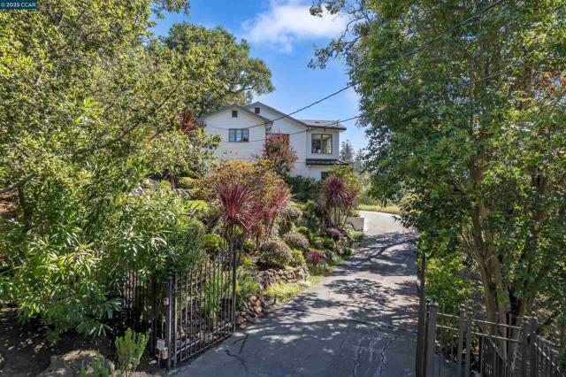 24 La Campana Rd, Orinda CA: https://media.crmls.org/mediaz/0a3eda50-698f-4e6c-9995-0709e37889b4.jpg