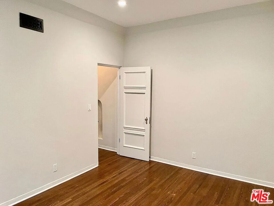 https://media.crmls.org/mediaz/0a3f42b2-d8ca-4051-8933-b0f3d877dc32.jpg?preset=X-Large