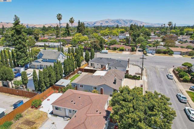 37512 Willowood Dr, Fremont CA: https://media.crmls.org/mediaz/0a3f531e-c72f-4da5-ab90-f39aeba50ea7.jpg