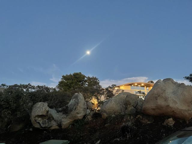 10027 Tall Oak Drive, Escondido CA: https://media.crmls.org/mediaz/0a3ffbf9-ff8a-4156-b1ff-2af35b006e1c.jpg