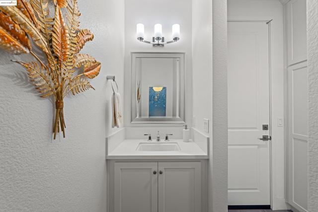 2810 Telegraph Blvd, Marina CA: https://media.crmls.org/mediaz/0a4030aa-170a-447a-be09-a5579893c326.jpg