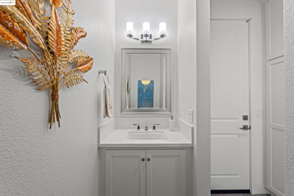 https://media.crmls.org/mediaz/0a4030aa-170a-447a-be09-a5579893c326.jpg?preset=X-Large