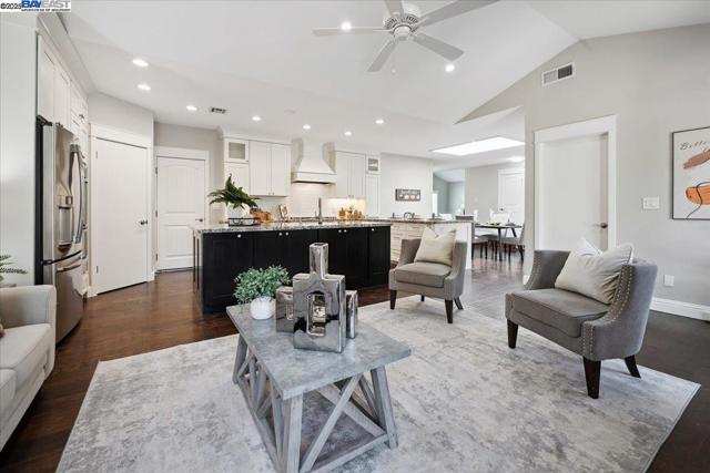 3186 Berkshire Ct, Pleasanton CA: https://media.crmls.org/mediaz/0a412873-cda3-46f7-a8b7-6b6c752c5731.jpg