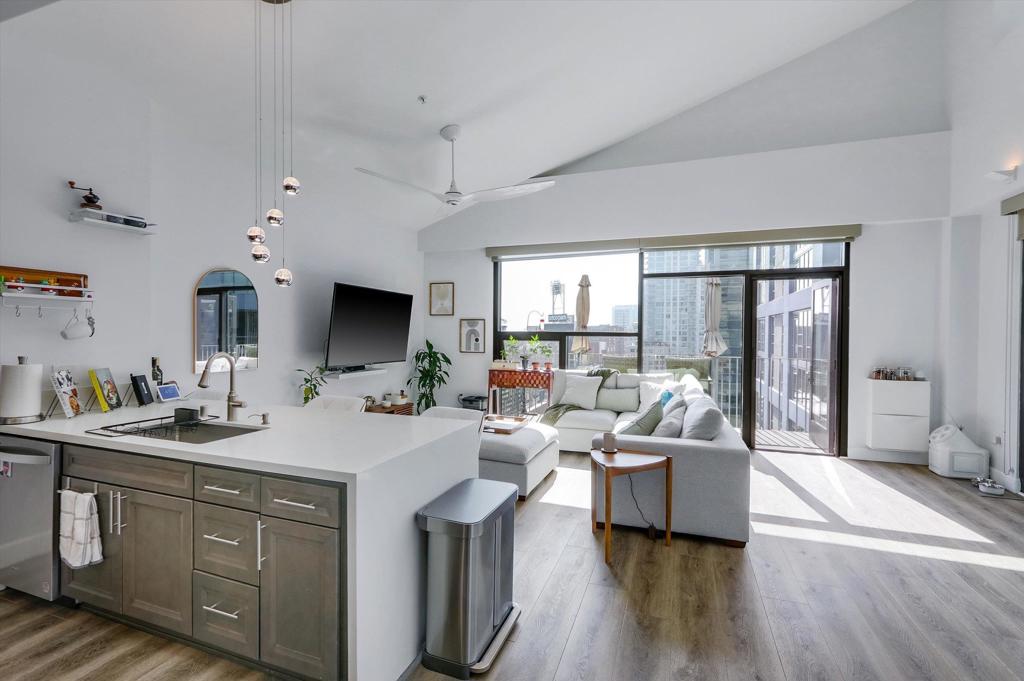 350 11th Ave #922