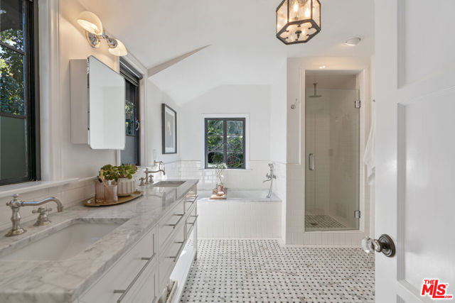 3827 Carnavon Way, Los Angeles CA: https://media.crmls.org/mediaz/0a4349b6-2cd4-49c0-9a9f-ef3312f3eb91.jpg