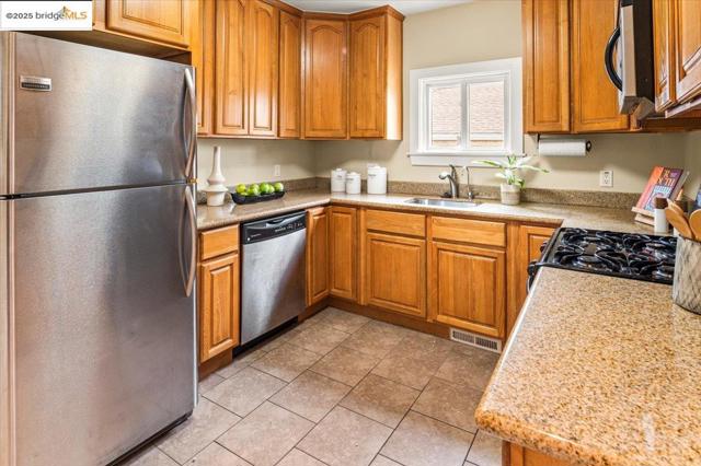 3058 Berlin Way, Oakland CA: https://media.crmls.org/mediaz/0a437b33-225b-4244-8cb3-867fe3de5d97.jpg
