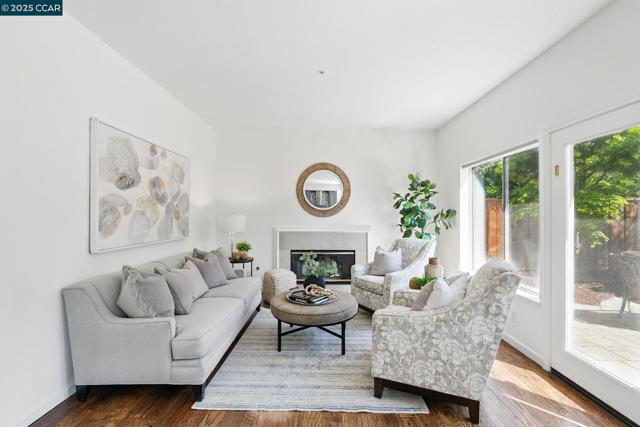 30300 Meridien Cir, Union City CA: https://media.crmls.org/mediaz/0a44f317-0f54-47ff-a025-f3716f9796dc.jpg