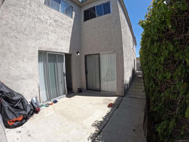 637 10th, Imperial Beach CA: https://media.crmls.org/mediaz/0a45b1fa-ea0d-47c4-9865-312ce933c969.jpg