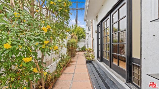 12440 Walsh Avenue, Los Angeles CA: https://media.crmls.org/mediaz/0a462631-d3c6-4159-bb4a-bbb41c5d6884.jpg