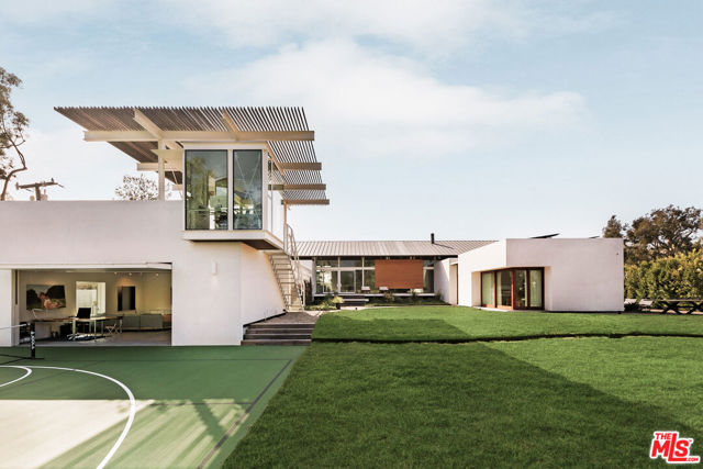 6728 Wildlife Road, Malibu CA: https://media.crmls.org/mediaz/0a46263c-3164-41ed-9920-1bda0953aa34.jpg