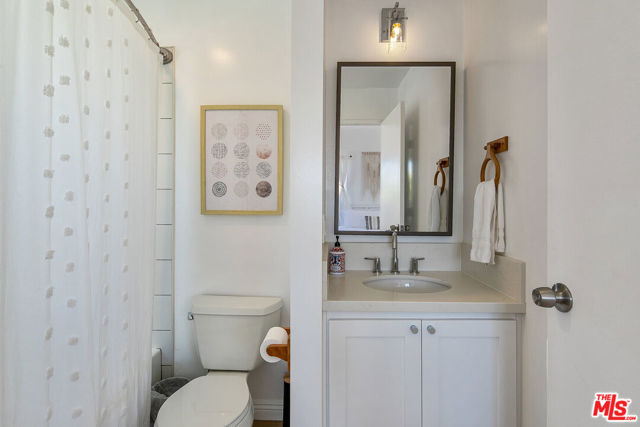 521 Venice Way, Venice CA: https://media.crmls.org/mediaz/0a466a53-9181-4860-8e5c-4a0ecdf0e355.jpg