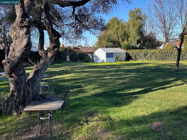4554 Concord Blvd, Concord CA: https://media.crmls.org/mediaz/0a4848dc-b1a1-456c-b784-072a5d515218.jpg