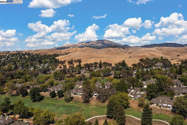 586 CAMBRIAN WAY, Danville CA: https://media.crmls.org/mediaz/0a487335-224c-4a46-9355-4eba2b9989f2.jpg