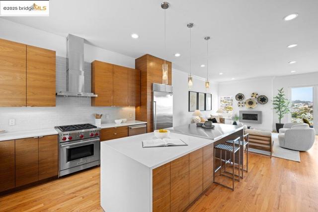 678 Clipper St, San Francisco CA: https://media.crmls.org/mediaz/0a48a489-2a8b-4ed3-84a6-17f83c817dda.jpg