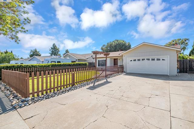 36339 Beech Pl, Newark CA: https://media.crmls.org/mediaz/0a48b677-052e-4106-8c0b-ce8793a95ba4.jpg