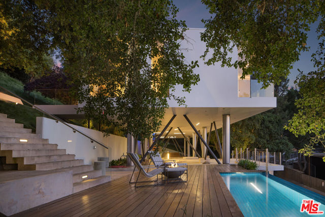 9727 Oak Pass Road, Beverly Hills CA: https://media.crmls.org/mediaz/0a4944bf-1ec2-45ee-8115-9377ed26d3d8.jpg