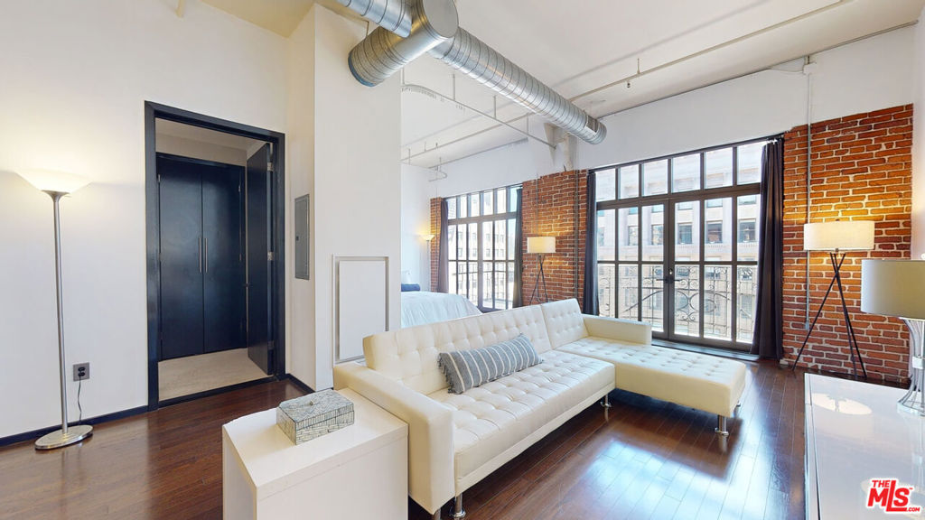 1645 N Vine Street #905