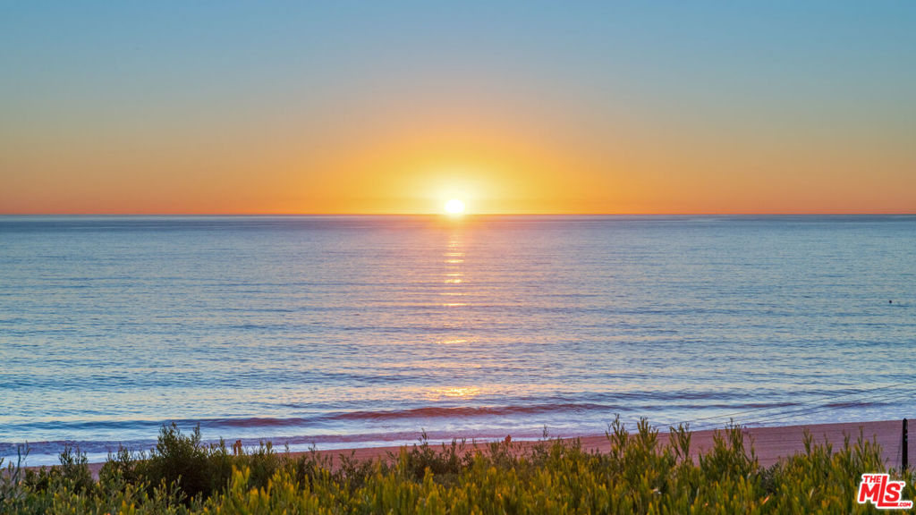 https://media.crmls.org/mediaz/0a496a65-0beb-4e9c-a6f7-7cf1fb98eed5.jpg?preset=X-Large
