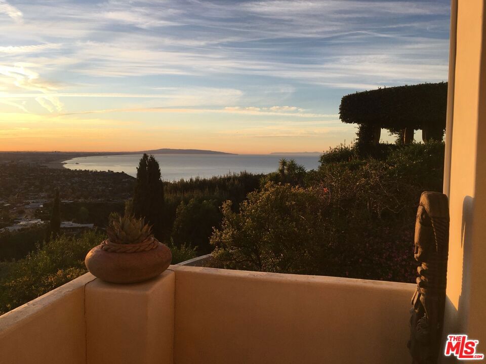 1058 Vista Grande Drive — architectural residence