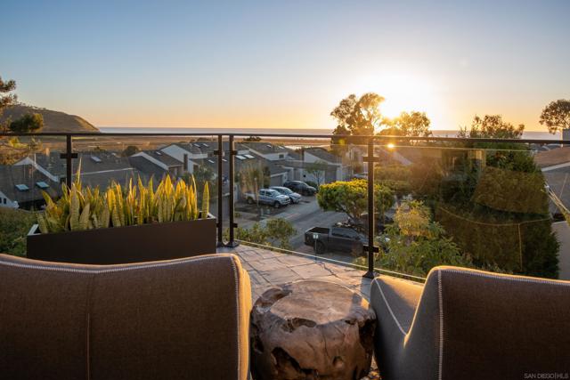 12994 Via Esperia, Del Mar CA: https://media.crmls.org/mediaz/0a4a53bf-ed30-415a-bebc-81489a145602.jpg