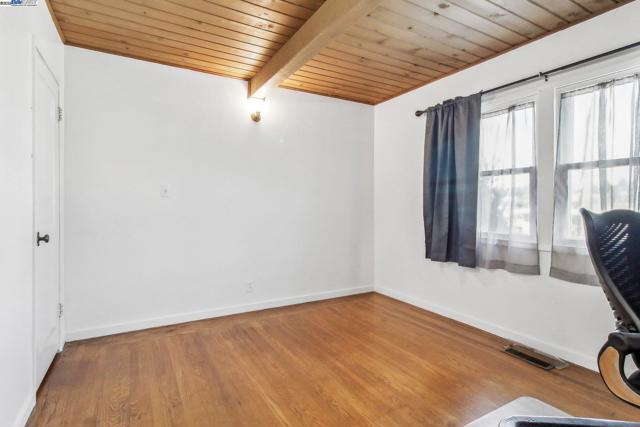 19136 Mayberry Dr, Castro Valley CA: https://media.crmls.org/mediaz/0a4ac6f9-6490-459b-a51c-7585f2891fdb.jpg