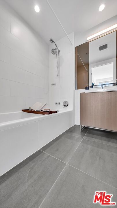 889 Francisco Street, Los Angeles CA: https://media.crmls.org/mediaz/0a4affe3-f5e1-4a67-a06e-08325d39a5a7.jpg