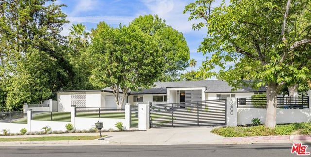 5200 Del Moreno Drive, Woodland Hills CA: https://media.crmls.org/mediaz/0a4cfa03-9c88-4f9c-952a-96d991623e69.jpg