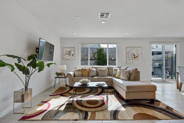 2111 Rosewood Drive, Hollister CA: https://media.crmls.org/mediaz/0a4e1e04-4371-4e25-a969-55116e2bba02.jpg