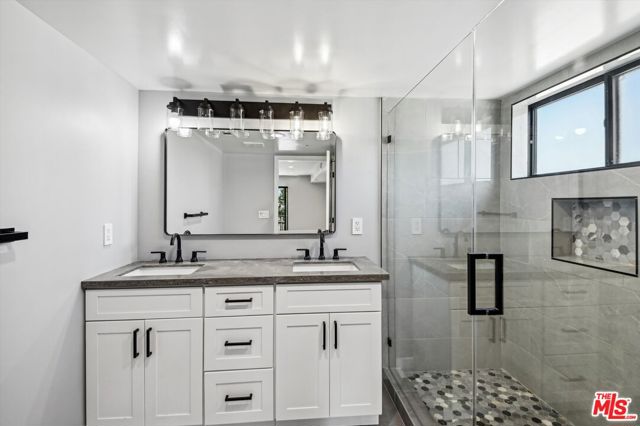 819 E La Palma Drive, Inglewood CA: https://media.crmls.org/mediaz/0a4ec66c-3813-496b-98e9-7cd4394e1931.jpg