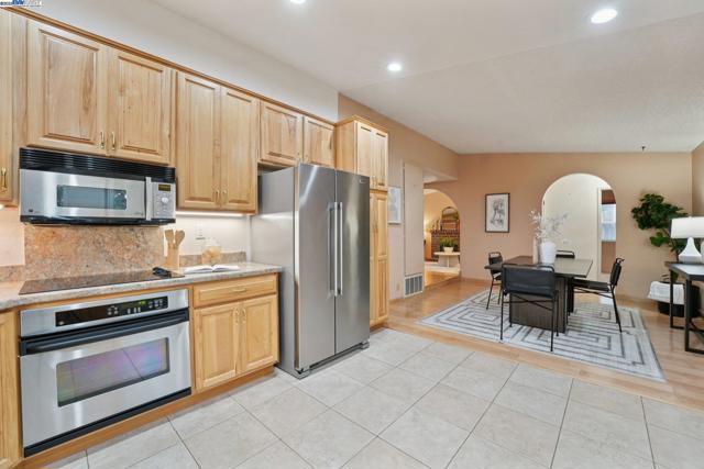 4942 Rocklin Dr, Union City CA: https://media.crmls.org/mediaz/0a4f31d9-06f0-4cf6-854f-e2f3163fce16.jpg