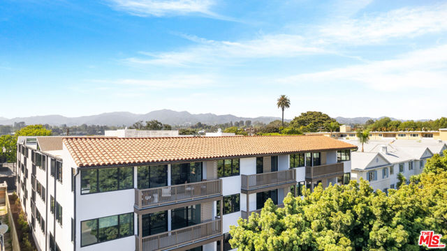 153 San Vicente Boulevard, Santa Monica CA: https://media.crmls.org/mediaz/0a4f6ed9-4a89-4e34-9caa-f45c3d91bdbe.jpg