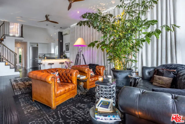 2515 Lincoln Boulevard, Venice CA: https://media.crmls.org/mediaz/0a4f9786-9a00-41b4-9591-181d94f9cd77.jpg