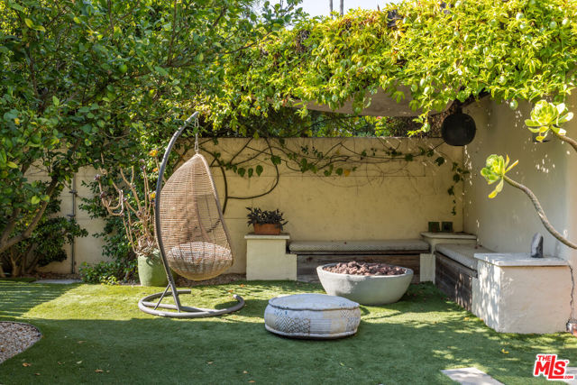 724 N Spaulding Avenue, Los Angeles CA: https://media.crmls.org/mediaz/0a4fcecd-fa0b-488e-adeb-b59dc5696e81.jpg