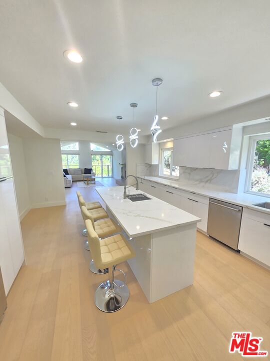 16544 Park Lane Circle, Los Angeles CA: https://media.crmls.org/mediaz/0a501dae-1b98-4c75-9ca6-97b156ec80ff.jpg