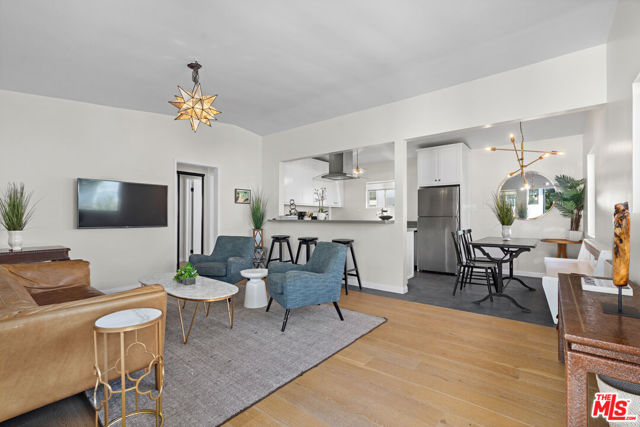 705 6th Avenue, Venice CA: https://media.crmls.org/mediaz/0a516b03-3475-4780-8bec-5291efa5d552.jpg