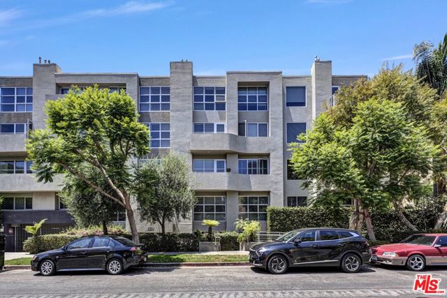 1521 Greenfield Avenue, Los Angeles CA: https://media.crmls.org/mediaz/0a526edc-ac41-41c2-b838-60257ea7f9c5.jpg