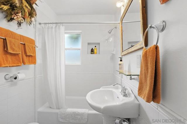 4386 Niagara Ave, San Diego CA: https://media.crmls.org/mediaz/0a535b1d-6b6c-4426-aa76-6064016f8922.jpg
