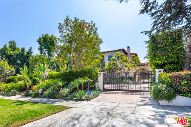 627 N Alta Drive, Beverly Hills CA: https://media.crmls.org/mediaz/0a542b8f-f5d9-414e-8012-ff7e21bfbde7.jpg