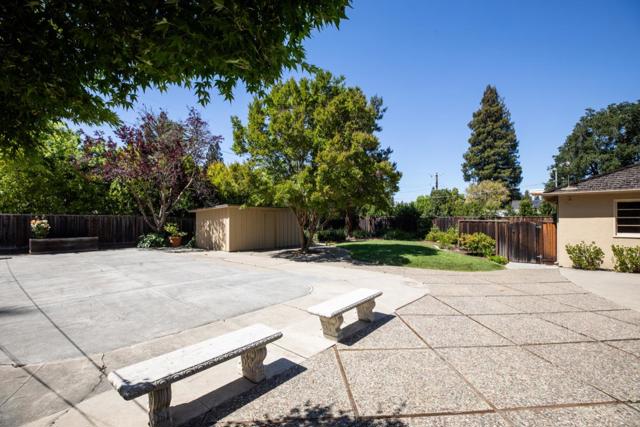 1850 White Oak Drive, Menlo Park CA: https://media.crmls.org/mediaz/0a54715c-c7aa-4d4f-934f-6bd7183704c0.jpg