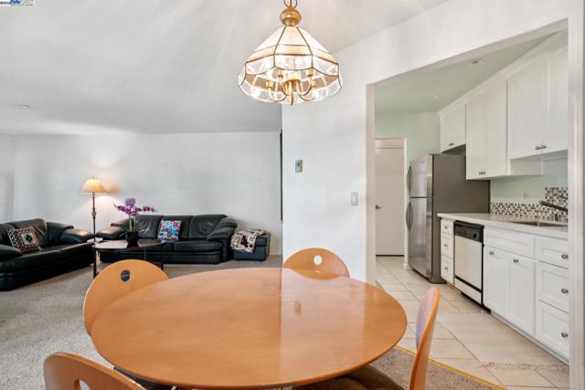 39490 Albany Cmn, Fremont CA: https://media.crmls.org/mediaz/0a54777f-22d0-4d5e-b168-963b438db757.jpg