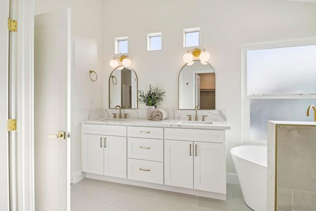 664 Crescent Dr, Chula Vista CA: https://media.crmls.org/mediaz/0a54c532-ce20-4958-8e94-c26fd003a49c.jpg