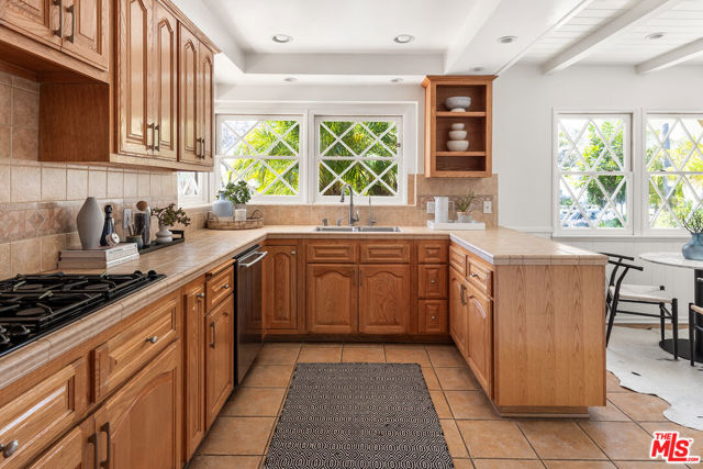 6020 S Corning Avenue, Los Angeles CA: https://media.crmls.org/mediaz/0a555f30-b5d1-46ad-80e1-06991e921e95.jpg