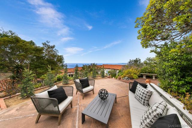 7520 Hillside Dr, La Jolla CA: https://media.crmls.org/mediaz/0a5566f3-1b1f-4e0d-aee5-45b274cb015d.jpg