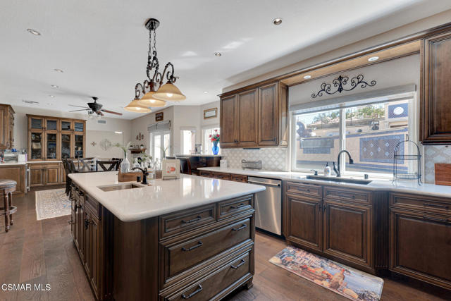 4542 Skidmore Court, Moorpark CA: https://media.crmls.org/mediaz/0a55bd1b-50b4-44b6-aac3-787335635896.jpg